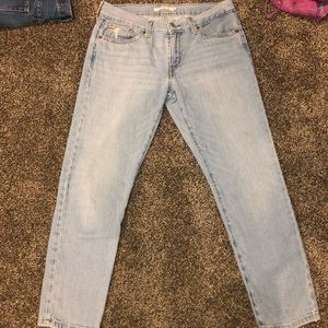 super cute cropped boyfriend fit levi’s jeans 🎒